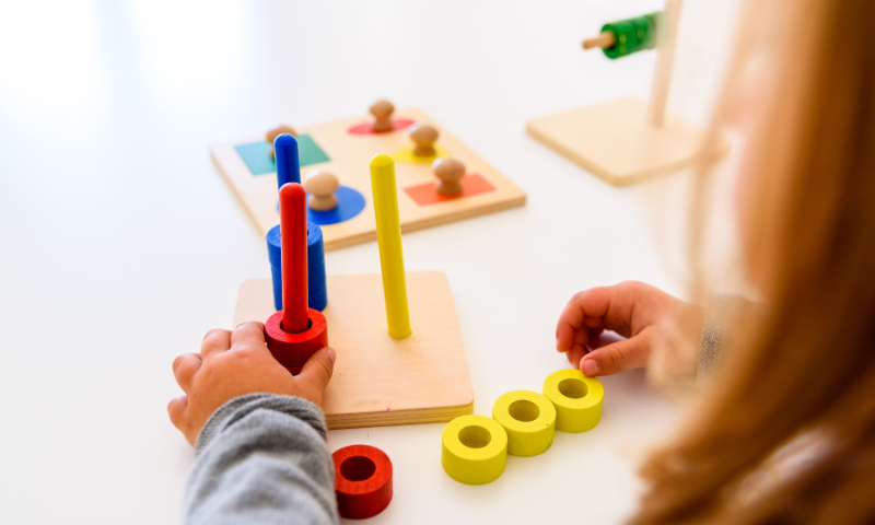 Giochi Montessori vs. Giochi Tradizionali: Qual è la Scelta Migliore?