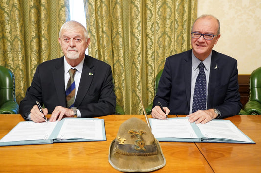 Firmato il protocollo tra Ministero e Alpini per diffondere solidarietà e volontariato. Gli studenti potranno valorizzare i campi estivi all'esame di Maturità