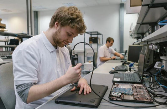 Iscrizioni scuole superiori 2026/27, il Ministero: servono 160mila diplomati tecnici l'anno ma ne escono 153mila. Rischio 110mila posti vacanti e 60mila liceali disoccupati