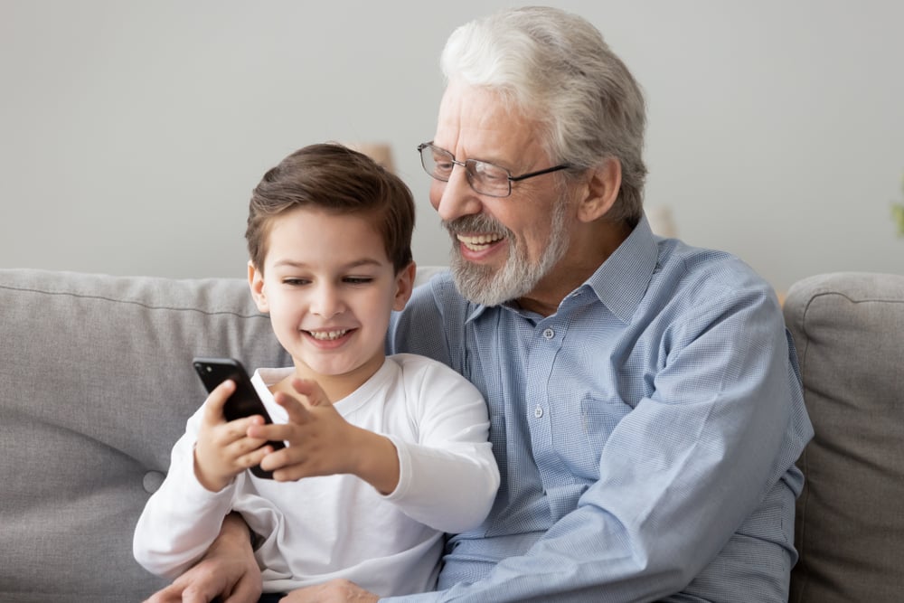 Screen time nei bambini, l'esperto: "I genitori sono convinti che se il proprio figlio è bravo a usare il telefonino sia più intelligente, ma è un falso mito"