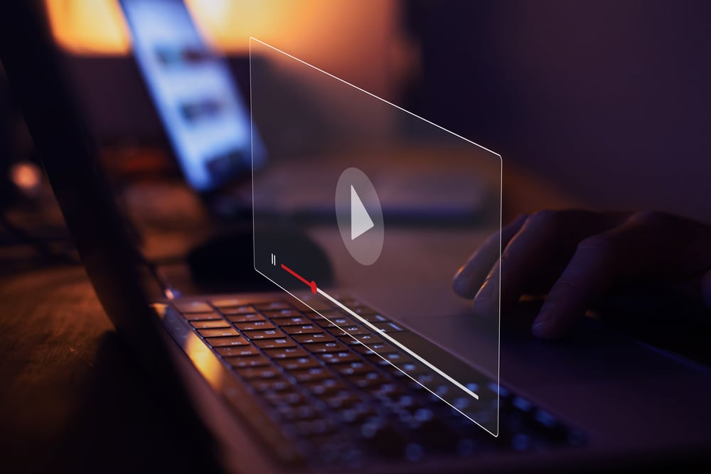 Il 47,7% degli italiani si informa con il telegiornale, ma tra i giovani vince YouTube. Instagram e TikTok conquistano la Generazione Z