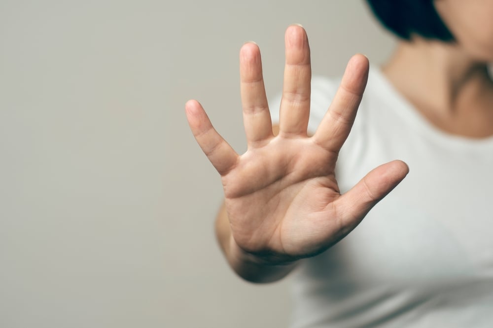 Violenza tra adolescenti, perché i ragazzi esplodono di rabbia: la mancanza che nessun genitore vuole vedere e che la scuola non insegna. Le parole della psicologa Rostagno