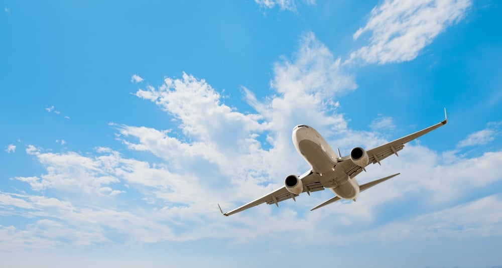 Caro-aerei Natale, Assoutenti denuncia: biglietti fino a 841 euro per volare da nord a sud Italia. La Sicilia proroga il bonus voli contro l'insularità