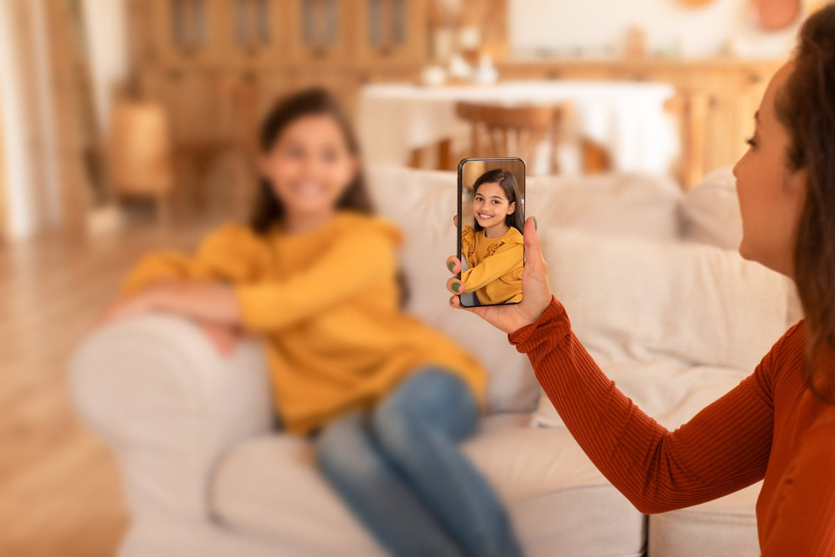 "Pause Before You Post": la campagna contro lo sharenting. Rischi concreti per i minori esposti online dai genitori. I dati su furto d'identità e uso pedocriminale delle immagini