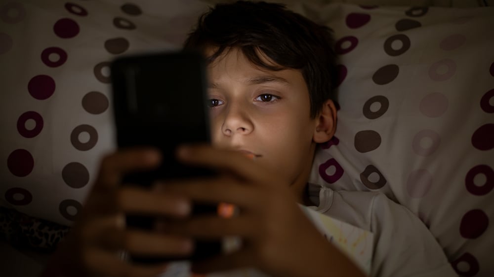 Social network vietati sotto i 16 anni: approvata risoluzione in Europa per tutelare i minori online e limitare pratiche che creano dipendenza