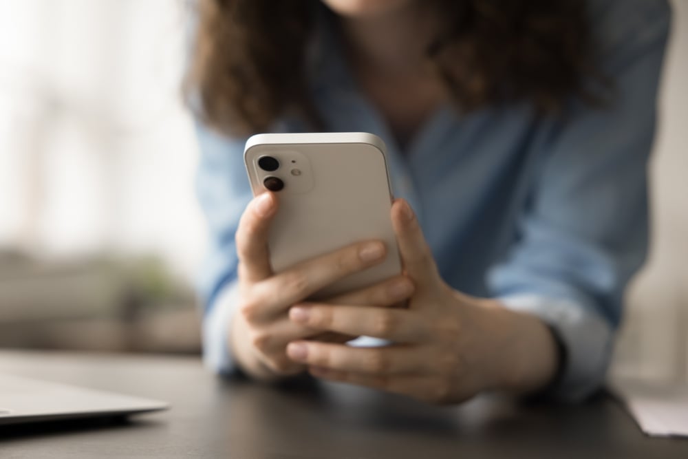 Divieto smartphone a scuola, la psicologa Balsamo: "Proibire senza educare potrebbe generare oppositività. Serve educare al digitale, non imporre divieti". INTERVISTA